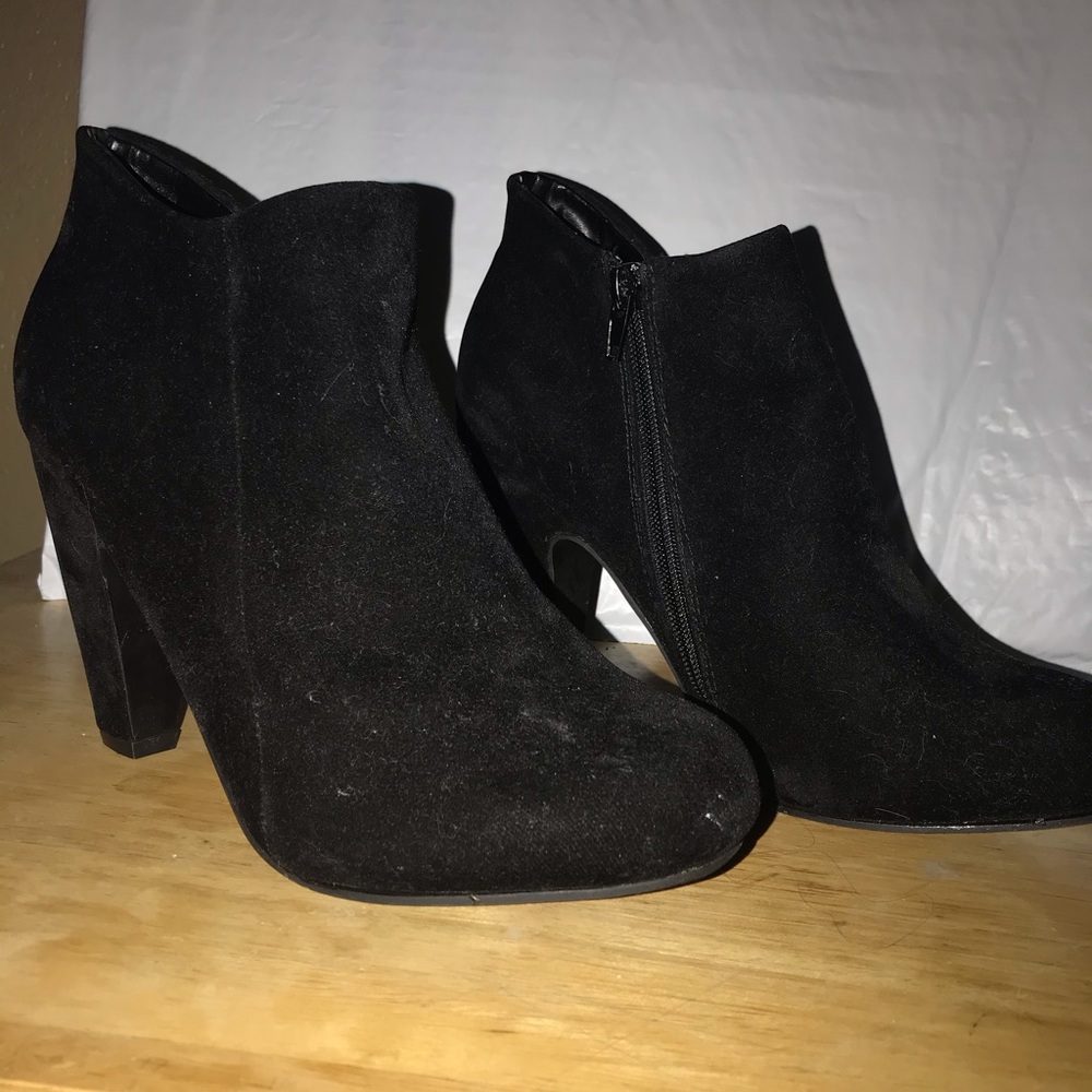 Bamboo brand heels size 10 faux suede